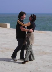 Anja und ich beim Tanzen auf der Terasse am Meer
